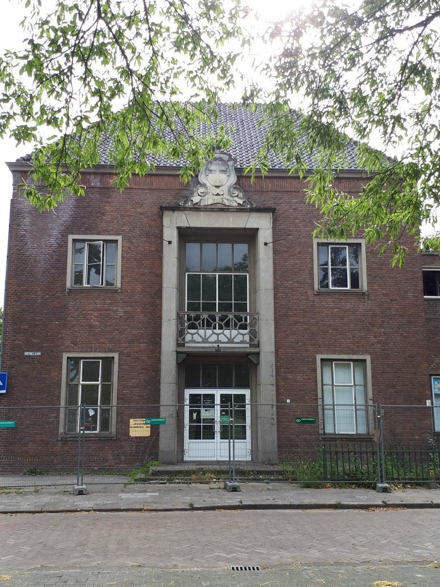 De #huishoudschool uit 1953 in #Vught. Jammer genoeg geen #herbestemming maar vervanging voor nieuwe luxe herenhuizen.