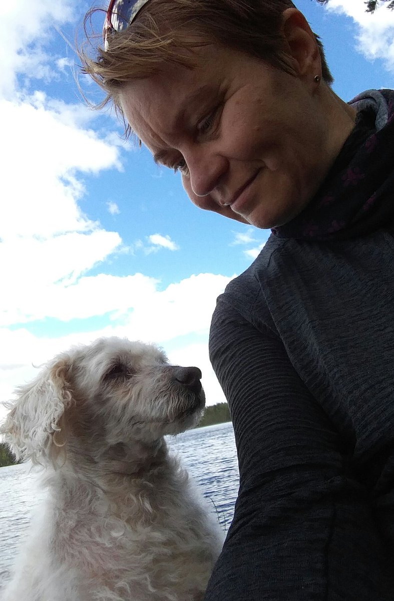 JoonTiina's tweet photo. Tutkimuksen mukaan koira ja koiranomistaja alkavat vuosien jälkeen muistuttaa toisiaan🐩yhteisestä ulkonäöstä en tiedä..mutta ulkoelämästä me Nemon kanssa näin #juhannus #kesä aattona nautiskellaan. https://t.co/gdlQ5hhsjE
