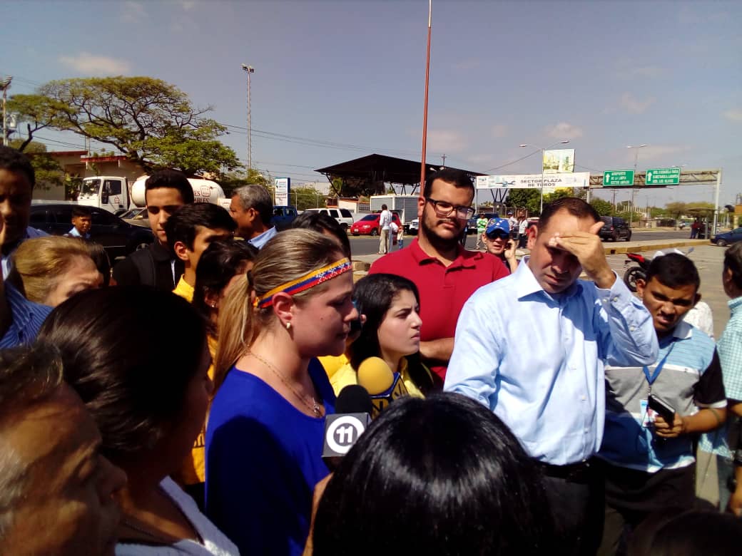 unidadvenezuela's tweet photo. #AHORA #ElZuliaProtesta: @FrentAmplioVzla, Unidad Democrática y Cddanía. se congregan en adyacencias #PzaDeToros #Mcbo para reclamar ante continuos apagones que afectan a la entidad, por culpa de la pésima gestión gubernamental. Dip. @NoraBracho abandera la manifestación #22Jun https://t.co/fgWDDxFC85