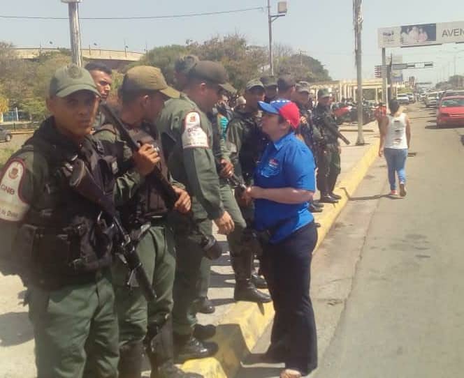 unidadvenezuela's tweet photo. #AHORA #ElZuliaProtesta: @FrentAmplioVzla, Unidad Democrática y Cddanía. se congregan en adyacencias #PzaDeToros #Mcbo para reclamar ante continuos apagones que afectan a la entidad, por culpa de la pésima gestión gubernamental. Dip. @NoraBracho abandera la manifestación #22Jun https://t.co/fgWDDxFC85