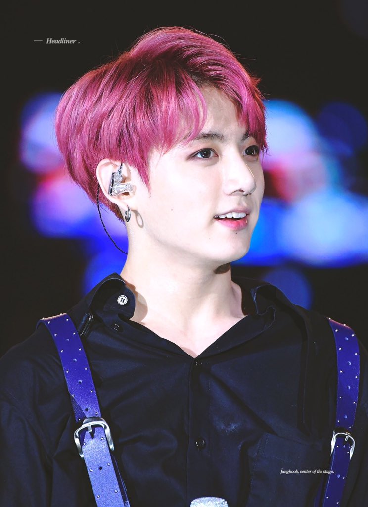 _jkookb0mb's tweet photo. Why is this happening?!❤️❤️❤️ #BTSxLotteFamilyConcert https://t.co/KmPWaXPmXt