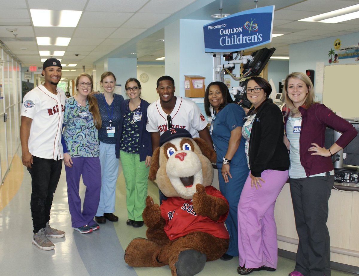 RidgeYaks's tweet photo. This morning Salem Sox players @4_RealHill and @Jdownsmvp22 tagged along with Mugsy to bring some smiles to the Pediatric floor at @CarilionClinic

They signed autographs, gave hugs and got lots of high fives! https://t.co/9uZ9BoNgPC