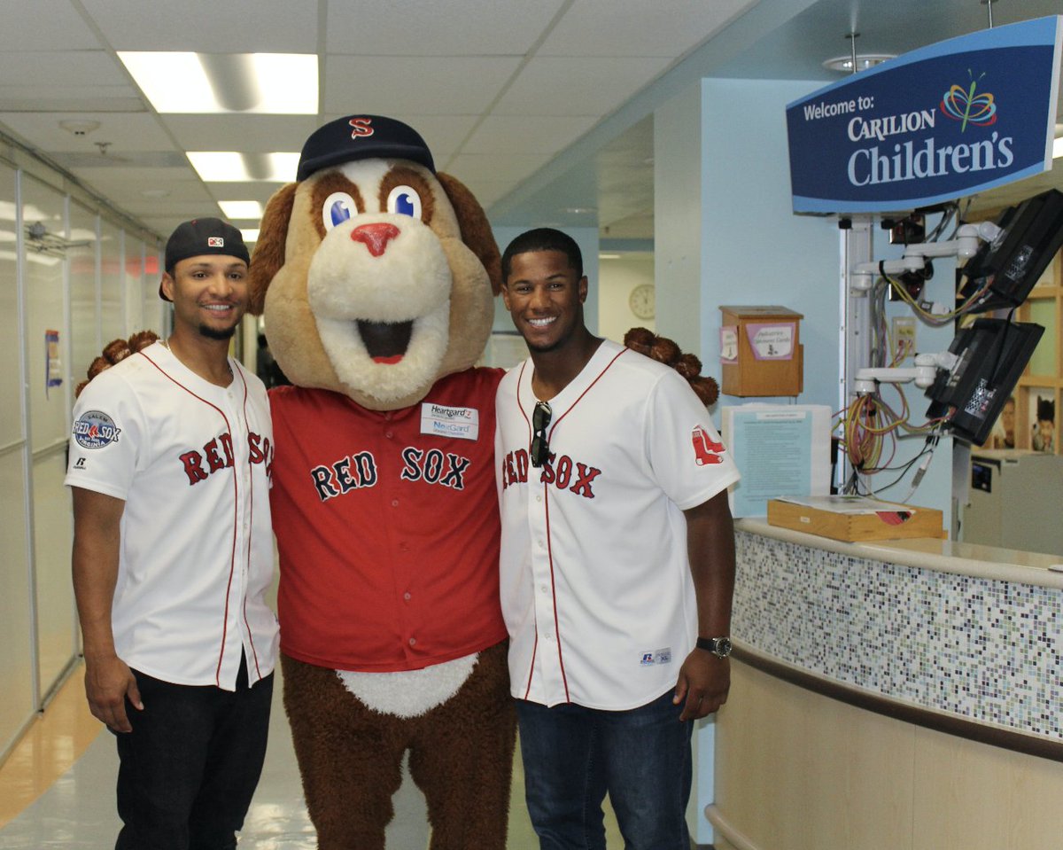 RidgeYaks's tweet photo. This morning Salem Sox players @4_RealHill and @Jdownsmvp22 tagged along with Mugsy to bring some smiles to the Pediatric floor at @CarilionClinic

They signed autographs, gave hugs and got lots of high fives! https://t.co/9uZ9BoNgPC