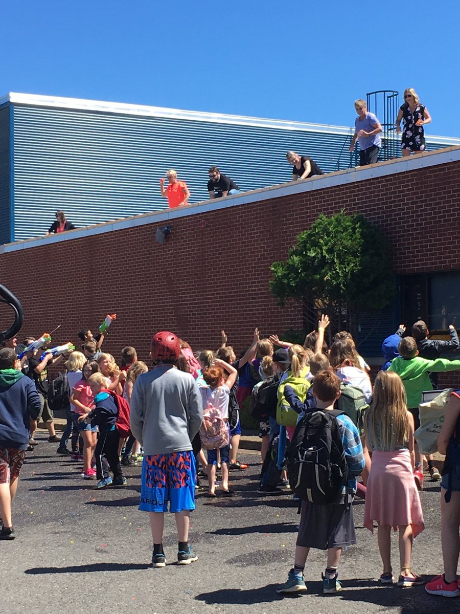 dellbrewer's tweet photo. Love this end of year tradition! #KVMS #waterballoons #supersoakers https://t.co/JxceiSKp80