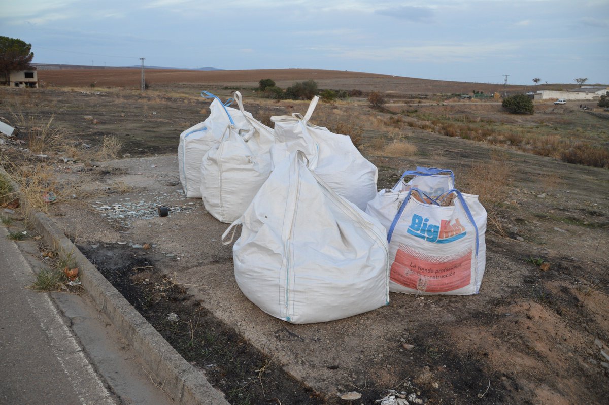 <a href="/civitasmerida/">Civitas Mérida</a> quiero denunciar la presencia de residuos ilegales, vertidos y escombros de todo tipo a las afueras de Montealto (Mérida) Civismo por un lado por favor y vigilancia y limpieza por parte del <a href="/ayto_merida/">Ayuntamiento de Mérida</a>