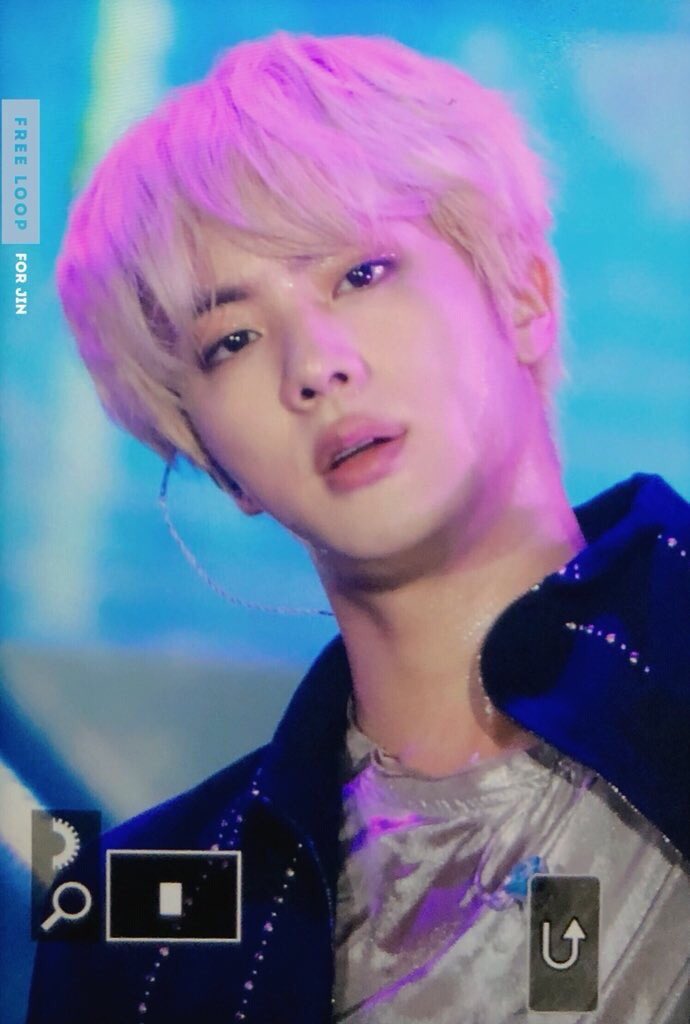 #BTS #BTSxLotteFamilyConcert 
Намджун — шатен;
Джин — блондин;
Юнги — чёрные 
Хосок — чёрные 
Чимин — рыжеватые или шатен
Тэхён — персиковый блонд;
Чонгук — красные волосы или малиновые