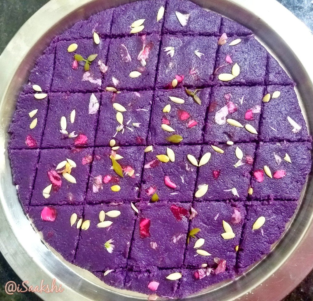 iSaakshi's tweet photo. #Jamun #Indian #Blackberry #BlackPlum #Barfis! #DesiTadka #KitchenYoga https://t.co/9JNQMuHW8n