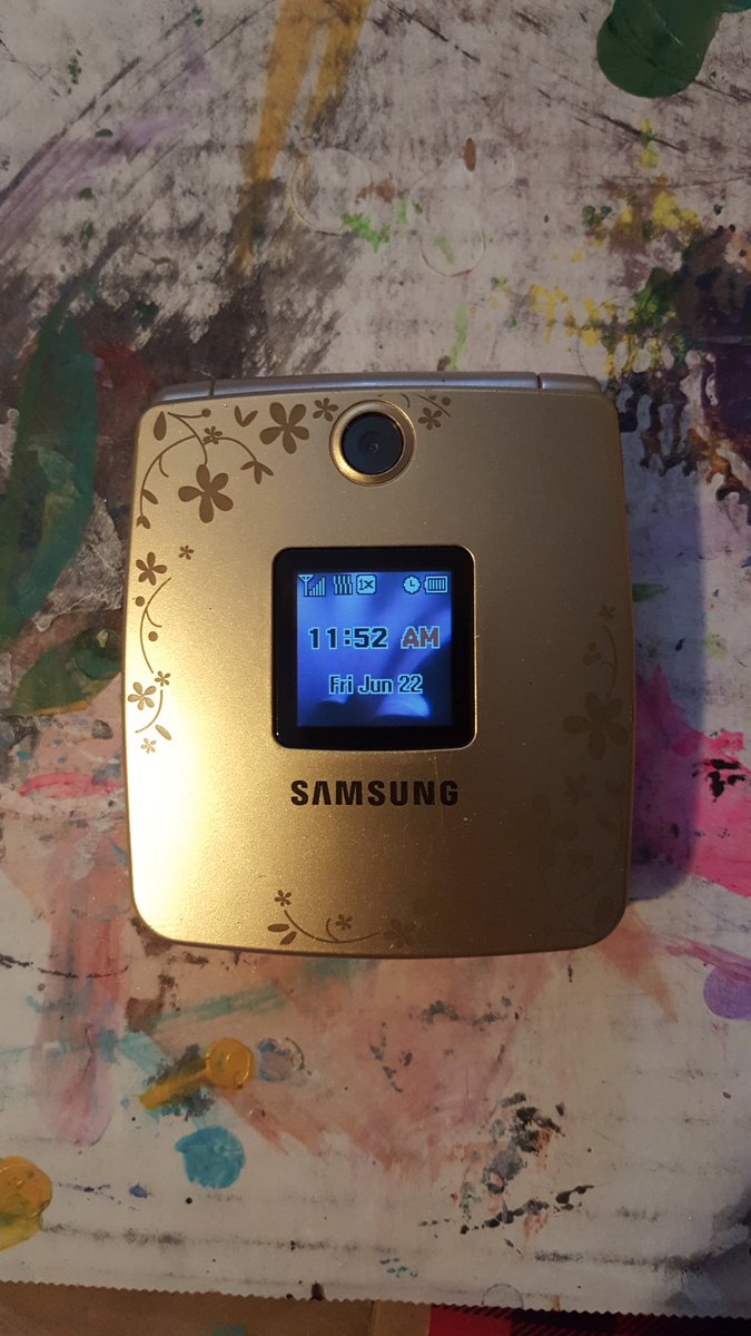 ArtEmilyoliver's tweet image. The dinosaur has been resurrected!! @SamsungMobile has always had the best phones! #basicphone #workphone #gloss #samsunggloss #samsung #professional