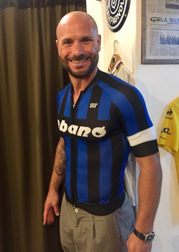 centopisa's tweet photo. Amore per il @PisaSC e passione per il ciclismo ed il risultato è fantastico. Complimenti a @belleequipepisa!
#LISUZZO veste la 7 di Klaus #BERGGREEN! https://t.co/K4yjRWclAA