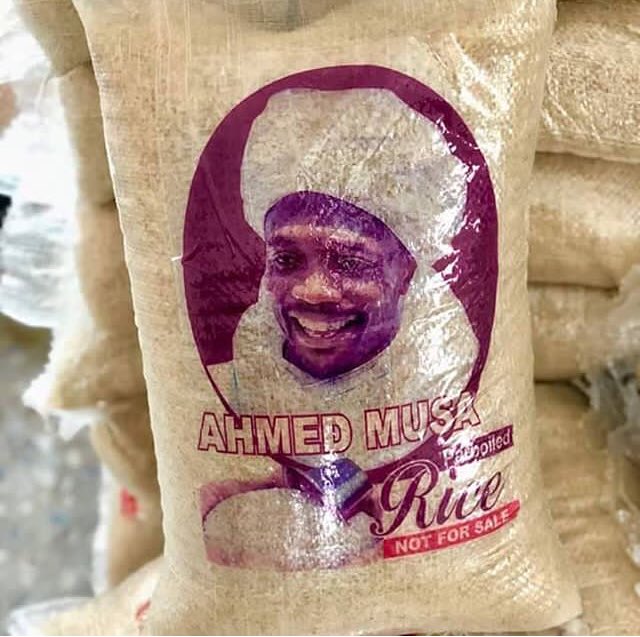enunabaldosa's tweet photo. Compró una estación de servicio y puso a laburar a los amigos, repartió bolsas de arroz con su cara en Ramadán, pagó las fianzas de 40 presos y tapizó las sillas con sus camisetas.

Ahmed Musa, el Chipi Barijho nigeriano 🇳🇬.

#MundialBaldosero 👎🇷🇺 https://t.co/433mq1Weg3