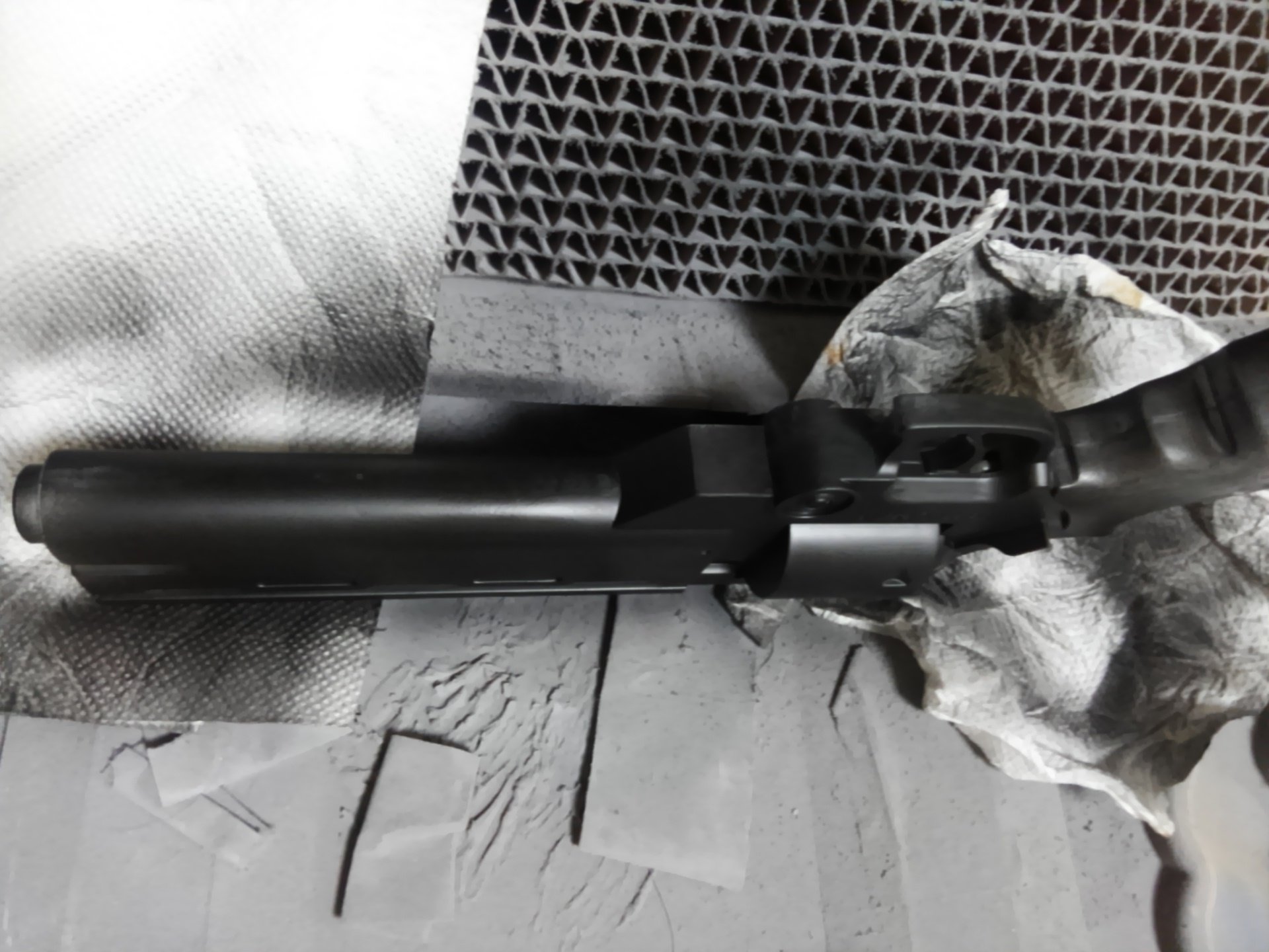 山口ツヨシ２８ バッシュの銃 その後曲面にプラパテすりこんで ４００番のスポンジヤスリで表面全体を磨く 仕上げに黒サフ吹いてキズチェック 明日はシルバーを吹いてみます トライガン T Co R9ftmwlzla Twitter