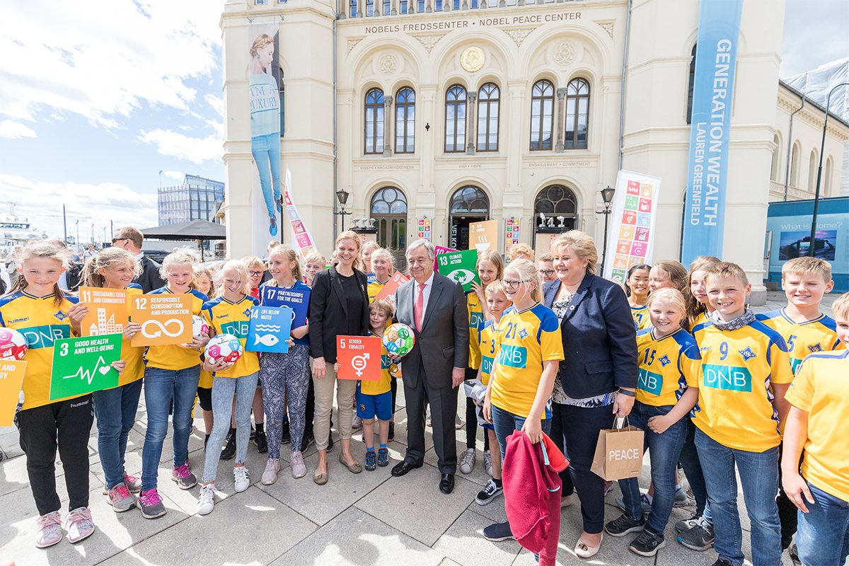 ⚽️ In Norway this week, <a href="/antonioguterres/">António Guterres</a> opened a new, interactive #TakeTheBall exhibit at <a href="/NobelPeaceOslo/">Nobel Peace Center</a> with <a href="/erna_solberg/">Erna Solberg</a>, one of the the #GlobalGoals Advocates. bit.ly/2K2szIS
