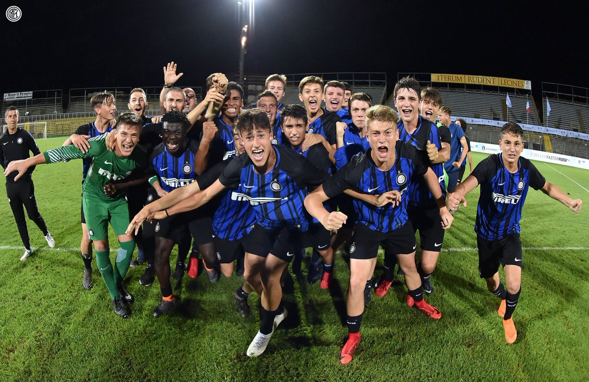 Inter's tweet photo. 5⃣1⃣ trofei per il Settore Giovanile a livello maschile
3⃣1⃣ titoli dal 2000 a oggi
1⃣7⃣ trionfi negli ultimi 5 anni

🏆⚫️🔵👏 #InterYouth #ForzaInter #Amala #FCIM

📸 #InterJuventus 👉 https://t.co/0Qp7aUDa0s https://t.co/rgOOrxFaSo
