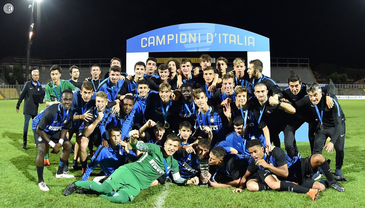 Inter's tweet photo. 5⃣1⃣ trofei per il Settore Giovanile a livello maschile
3⃣1⃣ titoli dal 2000 a oggi
1⃣7⃣ trionfi negli ultimi 5 anni

🏆⚫️🔵👏 #InterYouth #ForzaInter #Amala #FCIM

📸 #InterJuventus 👉 https://t.co/0Qp7aUDa0s https://t.co/rgOOrxFaSo