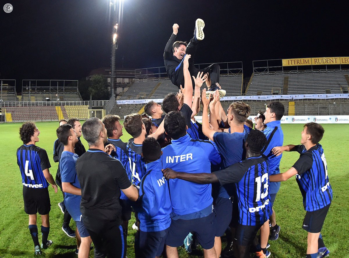 Inter's tweet photo. 5⃣1⃣ trofei per il Settore Giovanile a livello maschile
3⃣1⃣ titoli dal 2000 a oggi
1⃣7⃣ trionfi negli ultimi 5 anni

🏆⚫️🔵👏 #InterYouth #ForzaInter #Amala #FCIM

📸 #InterJuventus 👉 https://t.co/0Qp7aUDa0s https://t.co/rgOOrxFaSo