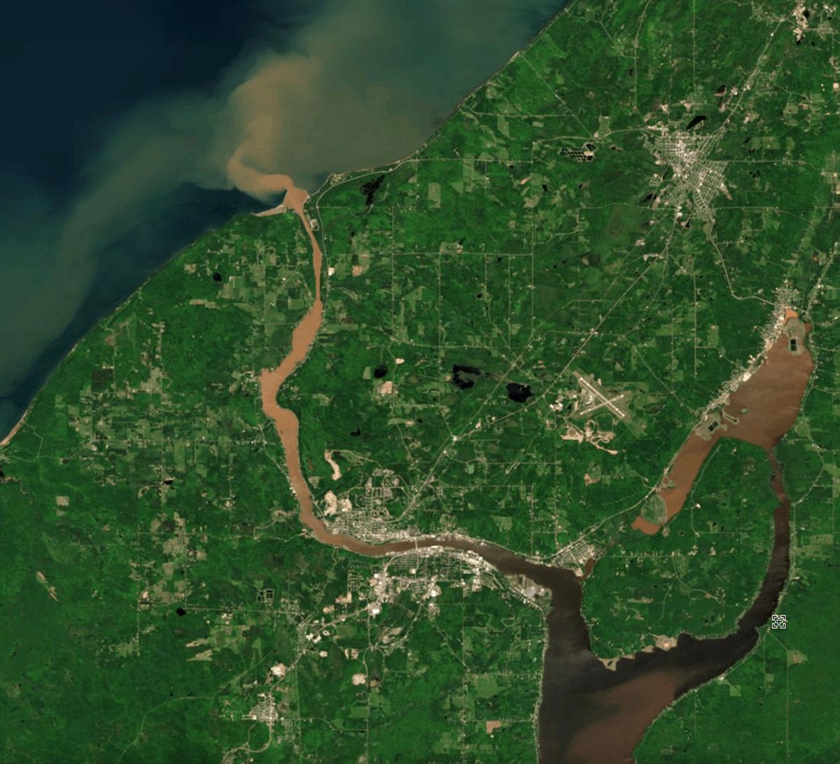 simoncarn's tweet photo. Clear Landsat 🛰️ images of the Keweenaw on June 21 show the Portage Canal slowly clearing as sediment from recent floods is flushed out into @LakeSuperior to the north. @USGSLandsat @michigantech @mtugeomining @kreport https://t.co/ZvNkfMPcvm