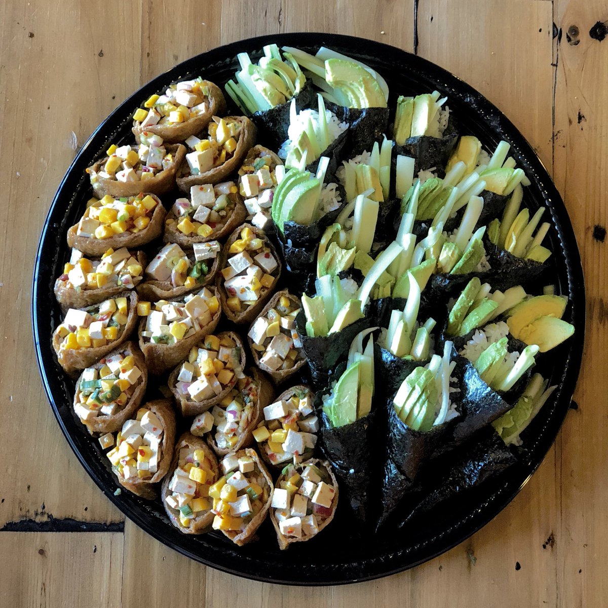 slicepokebar's tweet image. GO GREEN • #pokepocket spicy tofu mango mix &amp;amp; #handroll  avocado and cucumber • #slicepokebar  #poké  #catering #partytrays #vegetarian