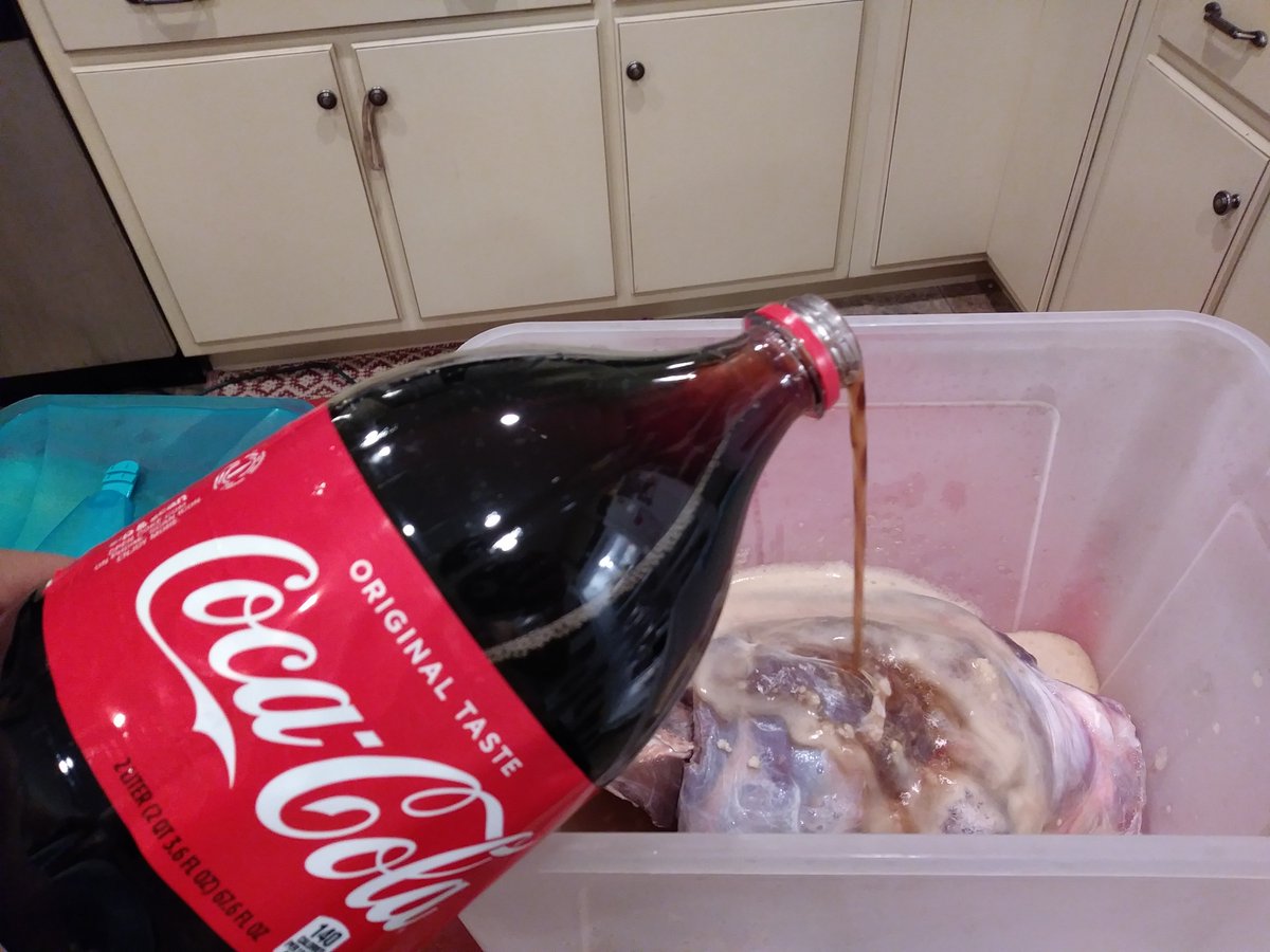 ifitfitzitbakes's tweet photo. Pour in one out for my hommies. Soakin this roast in coke #coke #venison #crockpot #roast #Mississippiroast #protein #freerange #nongmo #localraised https://t.co/8Yu2IS1ef9