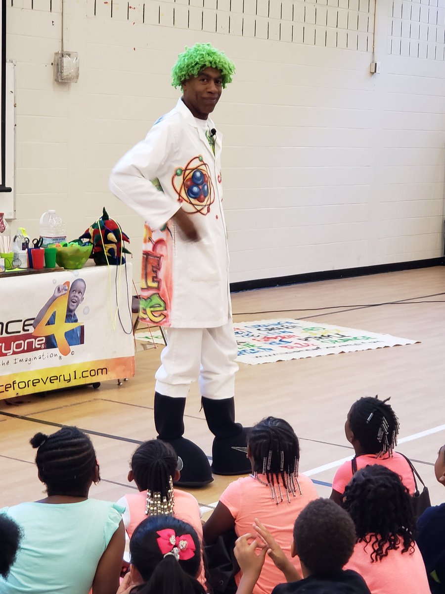 MsWalker1908's tweet photo. OMG! #ScienceForEvery1 #TheScienceMachine had all of the students' attention with his A"May"sing science activities! Even the teachers got in on the fun!!! #PowerUp #MaysClusterSTEAMCamp @MilesTigersAPS @APSCascadeES @APSBeecher @PeytonForestES @APSWestManor https://t.co/rnOaHNdvLk