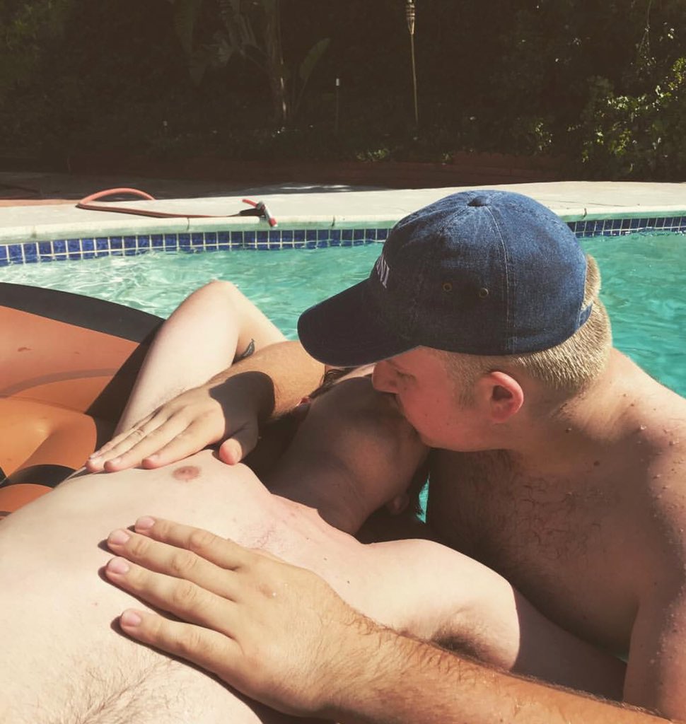 gaynormalRD's tweet photo. Que hermoso es enamorarse. https://t.co/QFk93BbVrM