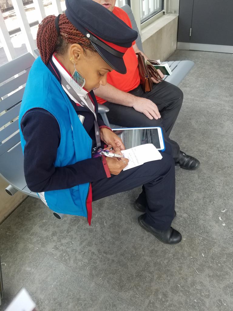 Oussey92's tweet photo. En gare de Bécon-les-bruyères vous trouverez un agent pour vous renseigner sur le dédommagement transilien @PaDesrousseaux @LIGNEL_sncf @jimmy_theophile @LadefenseSNCF @lignesLSud @CaroleHary https://t.co/usf9RZM3oL