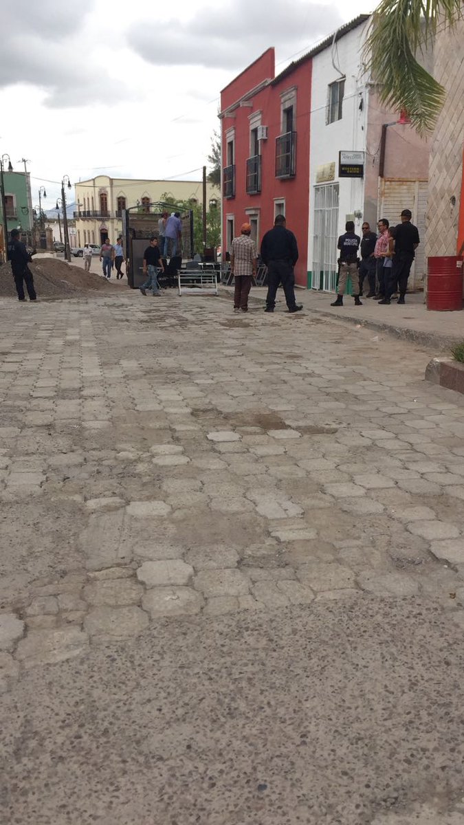 SaulBecerra's tweet photo. Están EMBARGANDO la PRESIDENCIA MUNICIPAL DE MAPIMI @danisotto @MarcelaHerreraR  @MMTVLaguna @AztecaLaguna @EnriqueBenitezO @AispuroDurango @LetyHerreraAle @RocioRebolloM @MilenioLaguna https://t.co/TX10QAoijI