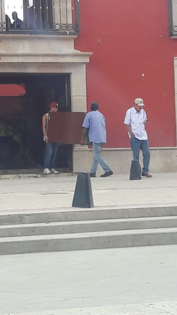 SaulBecerra's tweet photo. Están EMBARGANDO la PRESIDENCIA MUNICIPAL DE MAPIMI @danisotto @MarcelaHerreraR  @MMTVLaguna @AztecaLaguna @EnriqueBenitezO @AispuroDurango @LetyHerreraAle @RocioRebolloM @MilenioLaguna https://t.co/TX10QAoijI
