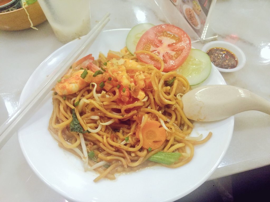 vikrant_kh's tweet photo. Scrumptious Nyonya Food experience @olemelaka. Mee Goreng Special with Prawns, fish cake &amp; chicken &amp; honey lemon chicken wings.

#nyonyafood #malaysiafood #iamgonnaeat #foodgasm #foodporn #foodie https://t.co/ovRaVdP0ys