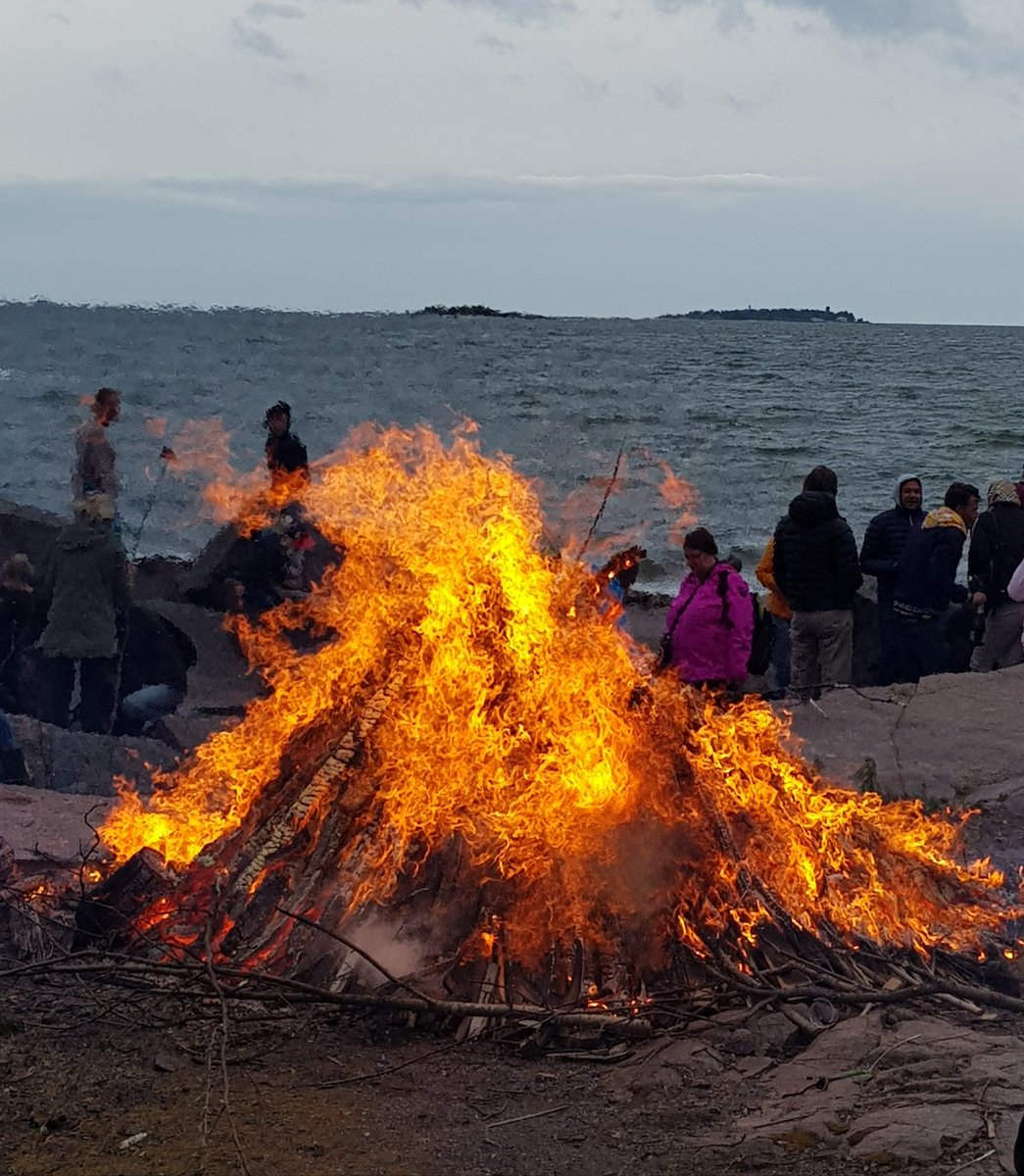 jkivari's tweet photo. #Juhannus #kokko https://t.co/nQGkWQz42z
