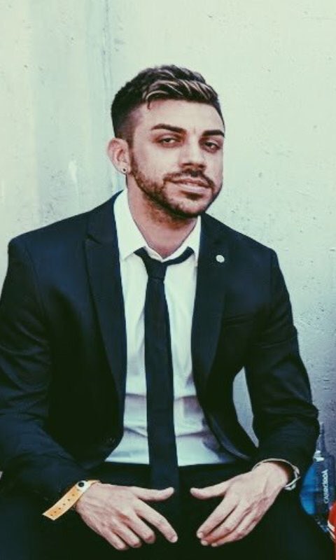 El chico de la foto se llama Antonio, ha llevado una vida muy dura basada en drogas y delincuencia. Actualmente está triste, dale RT para hacerlo feliz.