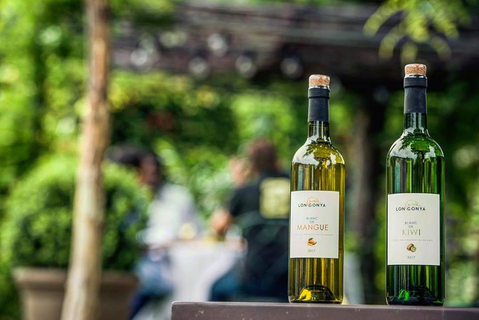 LongonyaWine's tweet photo. Que l'été commence ! Rafraîchissez vous en toute simplicité avec le BLANC DE KIWI &amp; MANGUE :)
 #blancdekiwi #blancdemangue #longonya #summer2018 #sun #summer #chillout #wine #winelover #goodtimes #enjoywine #friends #cheers #fruits #rafraîchissement #apero https://t.co/BS1oaharxj