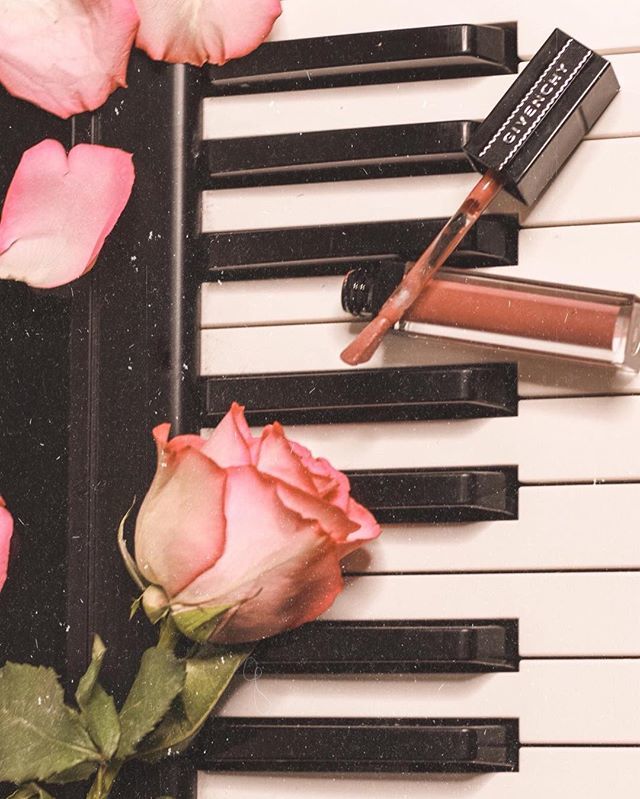 rosaneatwood's tweet photo. #Givenchygiftedme
A vintage touch... @givenchybeauty created the Gloss Interdit Vinyl - it has medium coverage and it’s super shiny. The name of this color is: N6 Gangsta Nude. It’s available at @Sephora
https://t.co/BCISfRAltD
.
Un toque vintage. @Give… https://t.co/JsSWCSYAfl https://t.co/rWjRzg7vVQ