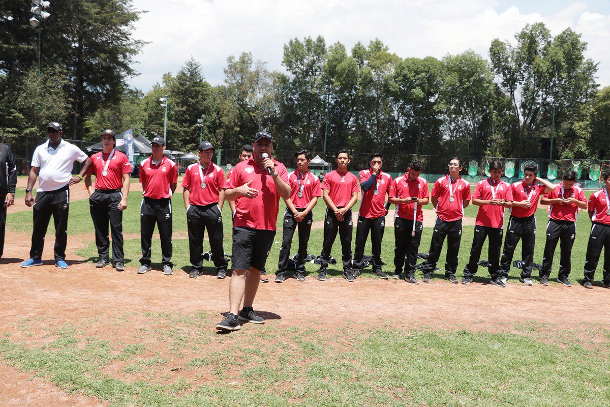 conadeoficial's tweet image. #AcademiaCONADE⚾ Inició selectivo en @LigaMaya y @luiszubietam presentó al equipo de Academia que consiguió la plata en los pasados juegos #CONADEMS y a su vez, el entrenador del equipo, Eduardo Martín, le entregó una medalla en reconocimiento a su labor. #SomosLosPróximos
