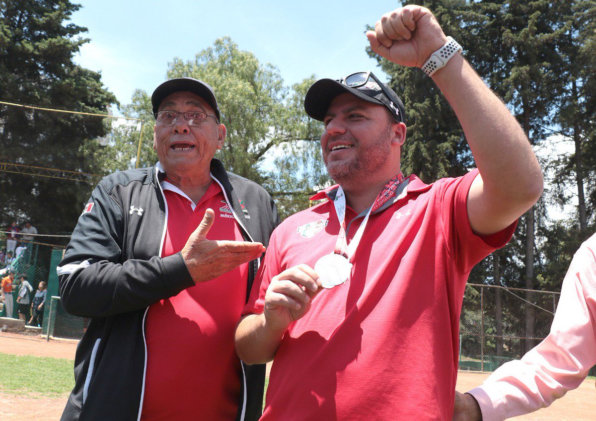 conadeoficial's tweet image. #AcademiaCONADE⚾ Inició selectivo en @LigaMaya y @luiszubietam presentó al equipo de Academia que consiguió la plata en los pasados juegos #CONADEMS y a su vez, el entrenador del equipo, Eduardo Martín, le entregó una medalla en reconocimiento a su labor. #SomosLosPróximos
