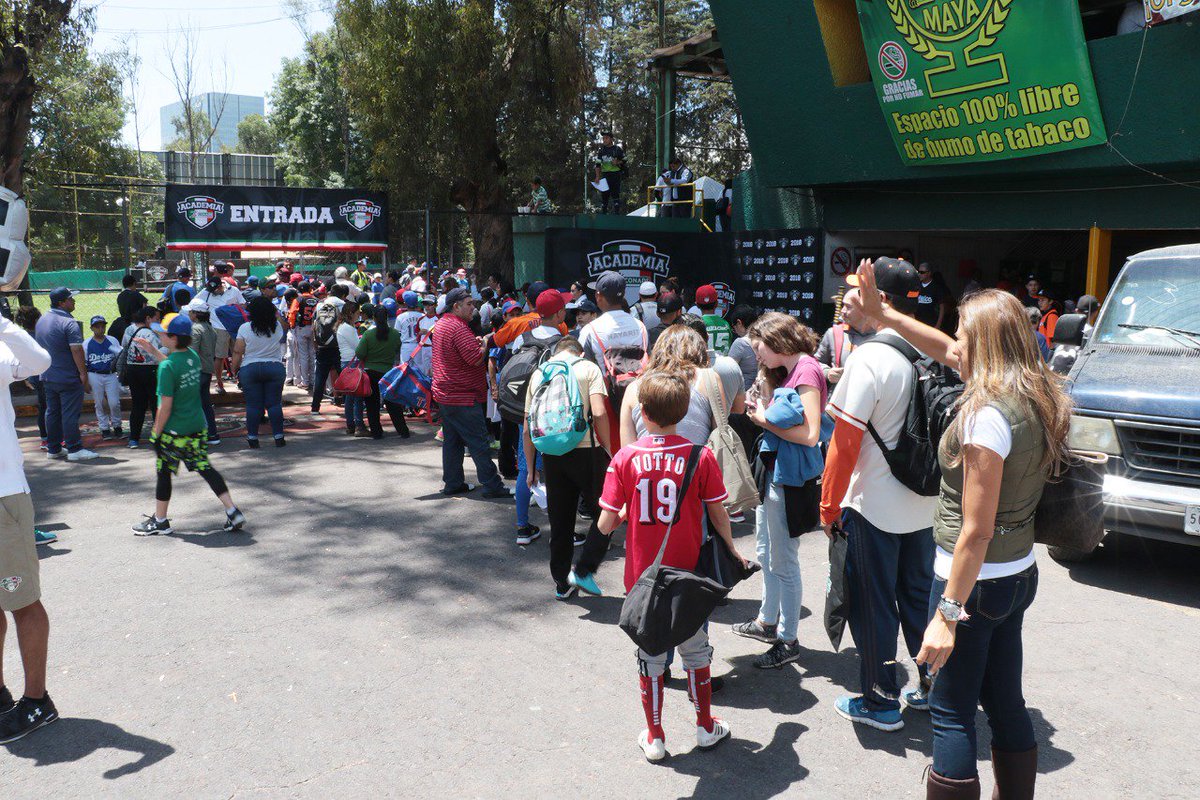 conadeoficial's tweet image. #AcademiaCONADE⚾ Inició selectivo en @LigaMaya y @luiszubietam presentó al equipo de Academia que consiguió la plata en los pasados juegos #CONADEMS y a su vez, el entrenador del equipo, Eduardo Martín, le entregó una medalla en reconocimiento a su labor. #SomosLosPróximos