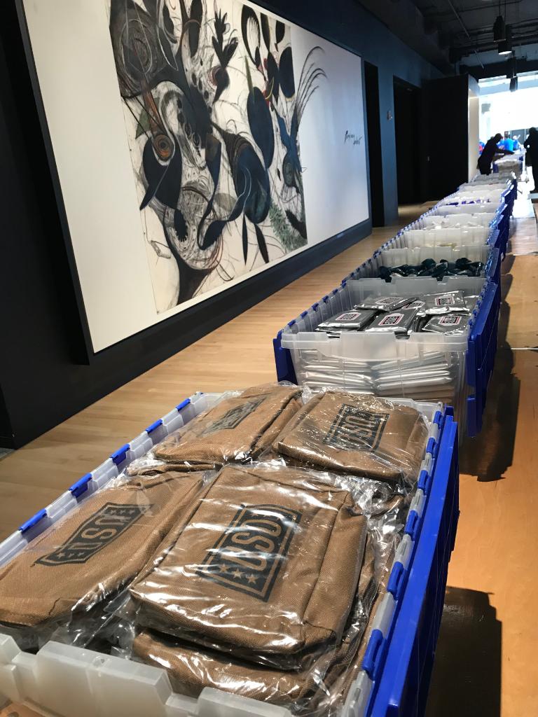 The_USO's tweet photo. Thank you to @FedEx and all of the #901Interns for stuffing 3,500 USO care packs for deployed service members today in Memphis, Tennessee! ๐ฆ๐บ๐ธ๐ช https://t.co/oZUdqoM56y