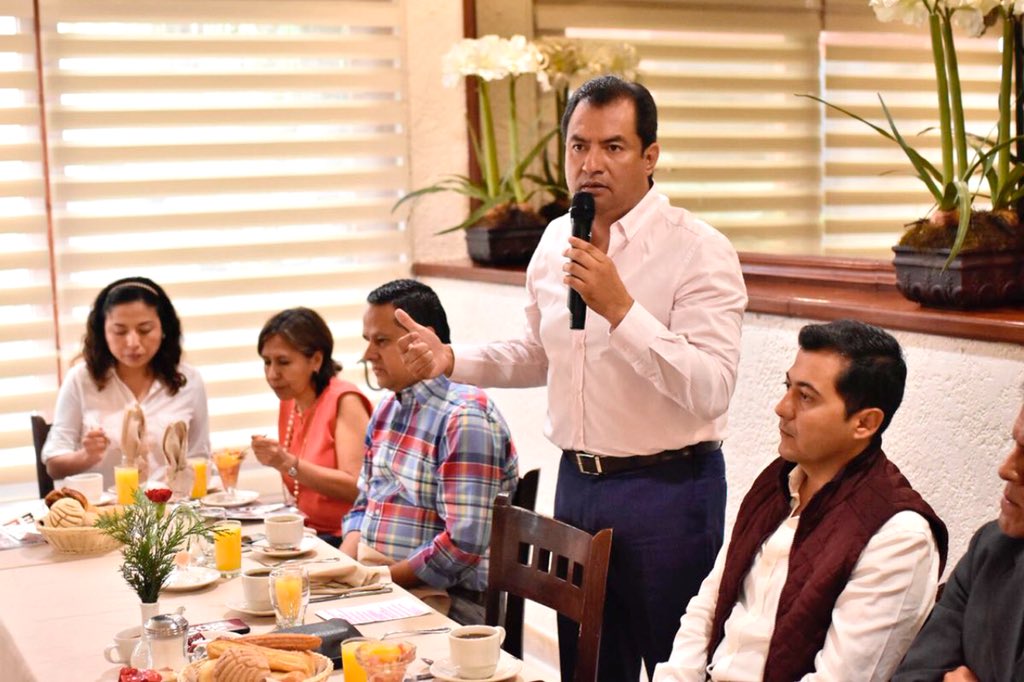 oswaldogarciaj's tweet photo. A presidentes de asociaciones deportivas de #Oaxaca compartí que entre nuestras propuestas está fortalecer la infraestructura urbana para el deporte, apoyar a las ligas organizadas y realizar el mayor programa de torneos deportivos entre escuelas ¡Gracias por su apoyo y respaldo! https://t.co/VXVIgXpGLJ
