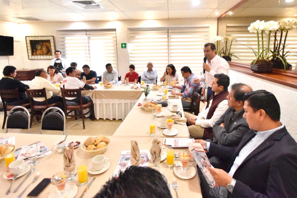 oswaldogarciaj's tweet photo. A presidentes de asociaciones deportivas de #Oaxaca compartí que entre nuestras propuestas está fortalecer la infraestructura urbana para el deporte, apoyar a las ligas organizadas y realizar el mayor programa de torneos deportivos entre escuelas ¡Gracias por su apoyo y respaldo! https://t.co/VXVIgXpGLJ