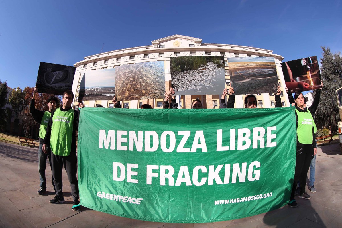 GreenpeaceArg's tweet photo. 🔴 #FRACKING en Mendoza: ¡PROHIBICIÓN YA!
Junto a los Voluntarios Greenpeace Mendoza fuimos hasta la Casa de Gobierno a entregar una misiva dirigida al gobernador #Cornejo pidiendo la prohibición del Fracking en la provincia: https://t.co/jd9RXfRZqW https://t.co/KZzkIZguzy