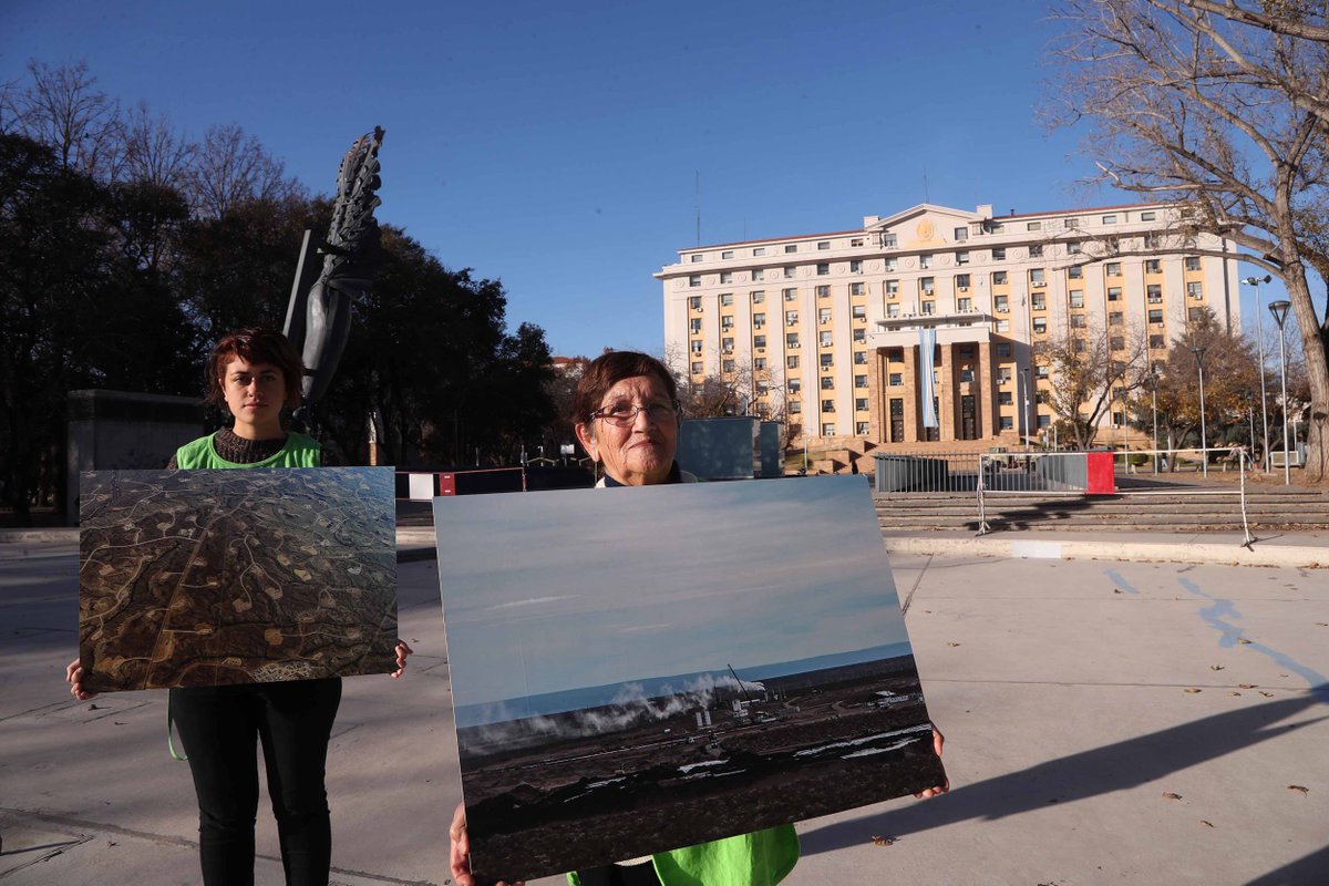 GreenpeaceArg's tweet photo. 🔴 #FRACKING en Mendoza: ¡PROHIBICIÓN YA!
Junto a los Voluntarios Greenpeace Mendoza fuimos hasta la Casa de Gobierno a entregar una misiva dirigida al gobernador #Cornejo pidiendo la prohibición del Fracking en la provincia: https://t.co/jd9RXfRZqW https://t.co/KZzkIZguzy