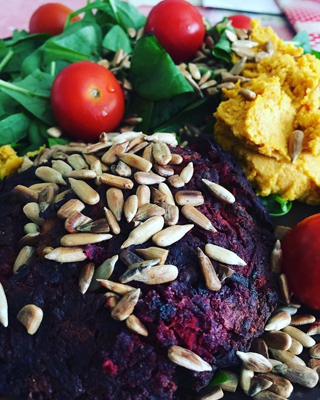 LindaKagyu's tweet photo. Mmmmm 😋 my dinner today was scrumptious homemade #beetroot burger and carrot #hummus with roasted #sunflowerseeds #ketogenicdiet #ketogenic thanks to  @thehappypear ! Slight change to the recipe bread replaced with homemade #almondbread https://t.co/pJEsXz5zim https://t.co/UPlTsxtWjj