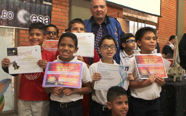 #22Jun BUENA NOTICIA | 120 estudiantes del liceo Los Robles de #Maracaibo recibieron reconocimiento de la NASA.

Científico por un día, Observación Internacional de la Luna y Astrobiología fueron algunos proyectos realizados por los niños para obtener el diploma.

¡Felicidades!