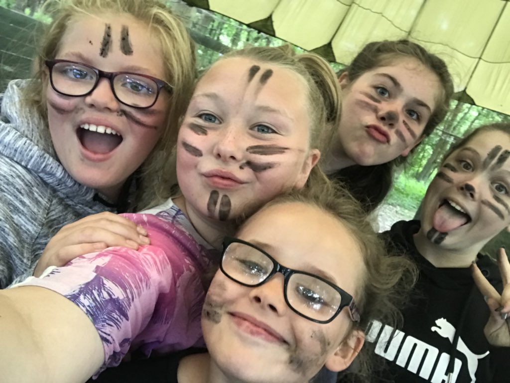 MrsSWorley's tweet image. #MoreSelfies @MrsHaworthFH @FoxHillLearning 😂