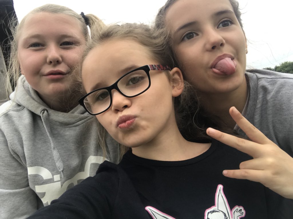 MrsSWorley's tweet image. #MoreSelfies @MrsHaworthFH @FoxHillLearning 😂