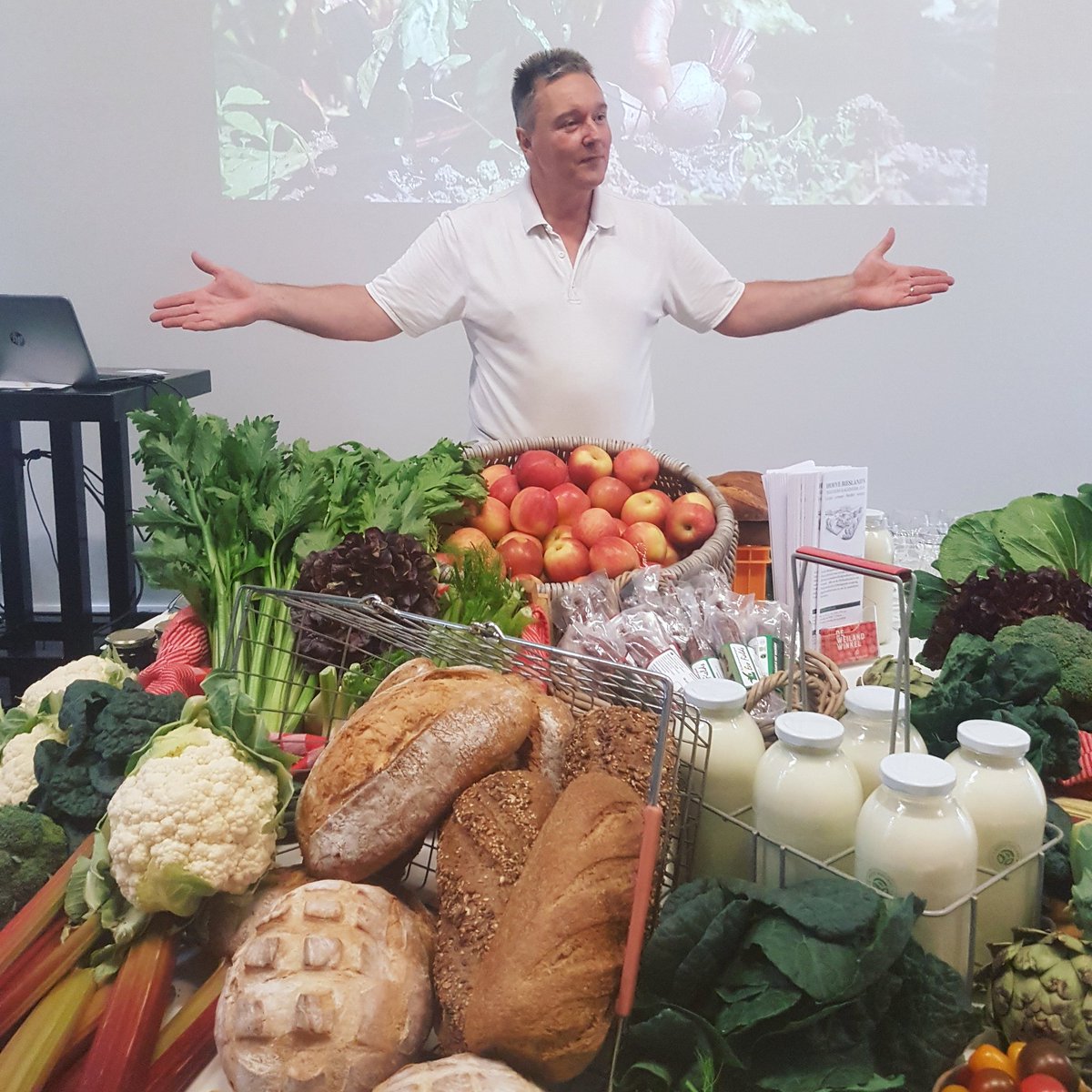 Vandaag gaven Jan en Jan een lezing en proeverij over de boerderij en de streekproducten die we maken. Bij de Provincie Zuid Holland bij de natuurvisie midden-delfland. 
#boerontour