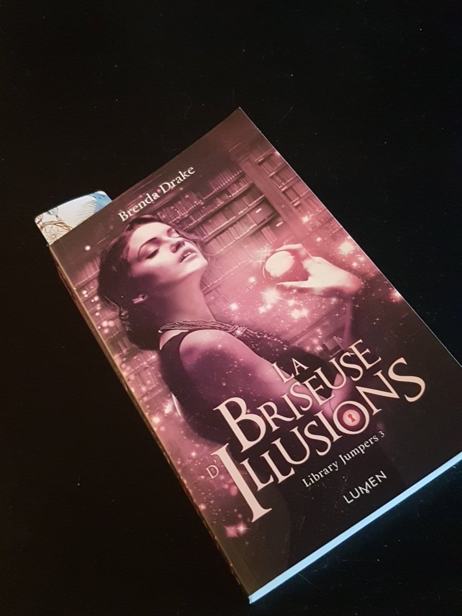 labiblidelaurie's tweet photo. Ma #vendredilecture est #labriseusedillusions de #brendadrake édité chez @LumenEditions. Hâte de connaître la fin de cette trilogie que j'aime beaucoup 😊 https://t.co/yxyJehxVsV