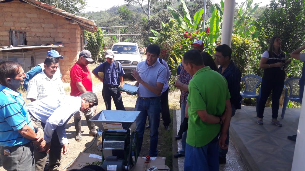 AgriculturaEc's tweet photo. #InfoMAG| El equipo técnico del #ProyectoCaféYCacao en coordinación con @Swisscontact, empresa #Capamaco y @BanEcuadorBP desarrollaron un día de campo con agricultores en cosecha, postcosecha de café, variedad Catucaí y manejo de maquinaria agrícola, en el cantón Piñas, #ElOro. https://t.co/vmUn2EeYIk