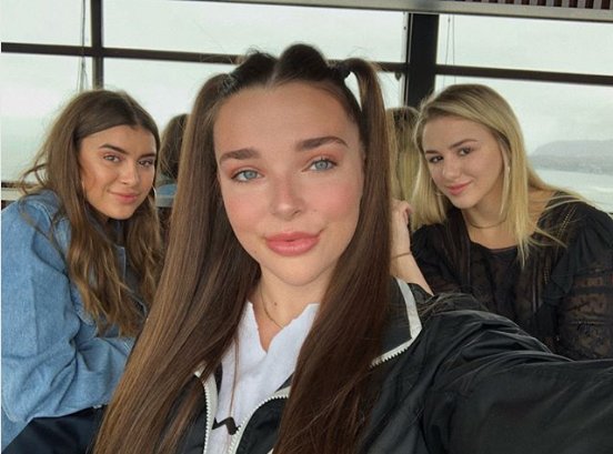 AllieD15688's tweet photo. Besties @KalaniHilliker @Kk_Vertes @ChloeLukasiak #IrreplaceablesTour https://t.co/6qh2qML9jQ