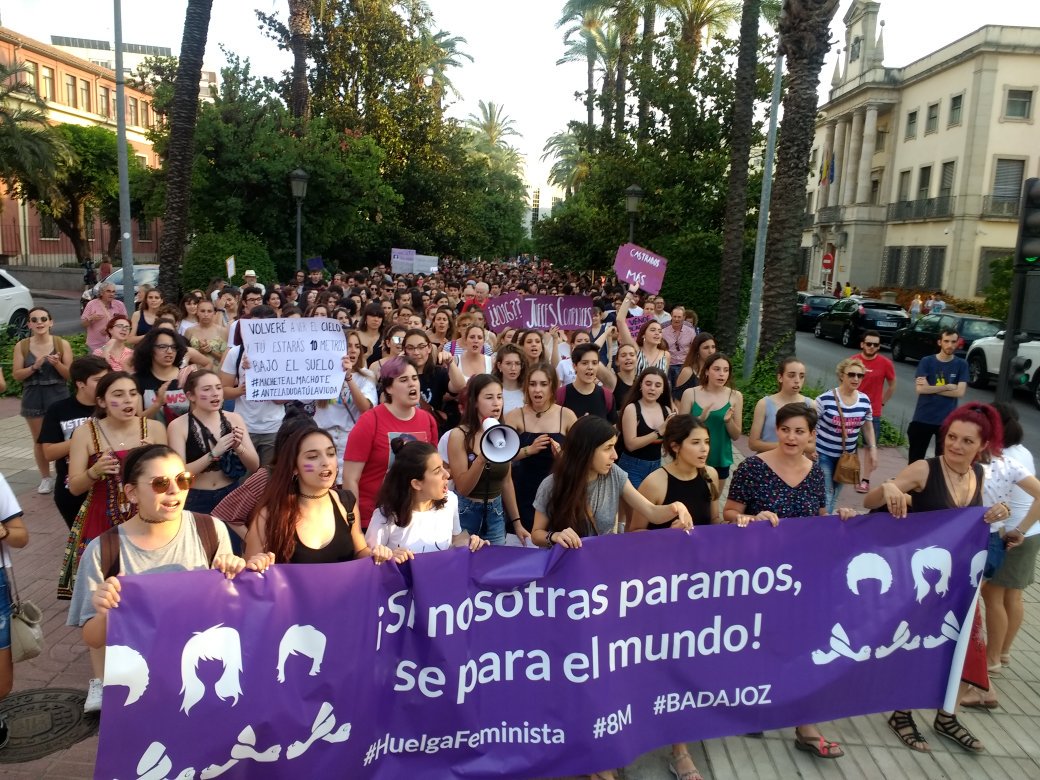 EstudiantesBdjz's tweet photo. ¡Las calles de Badajoz llenas contra la VERGONZOSA decisión judicial de liberar a La Manada! NO LO VAMOS A PERMITIR 💪🏽😡💜 https://t.co/duTkrTqglj