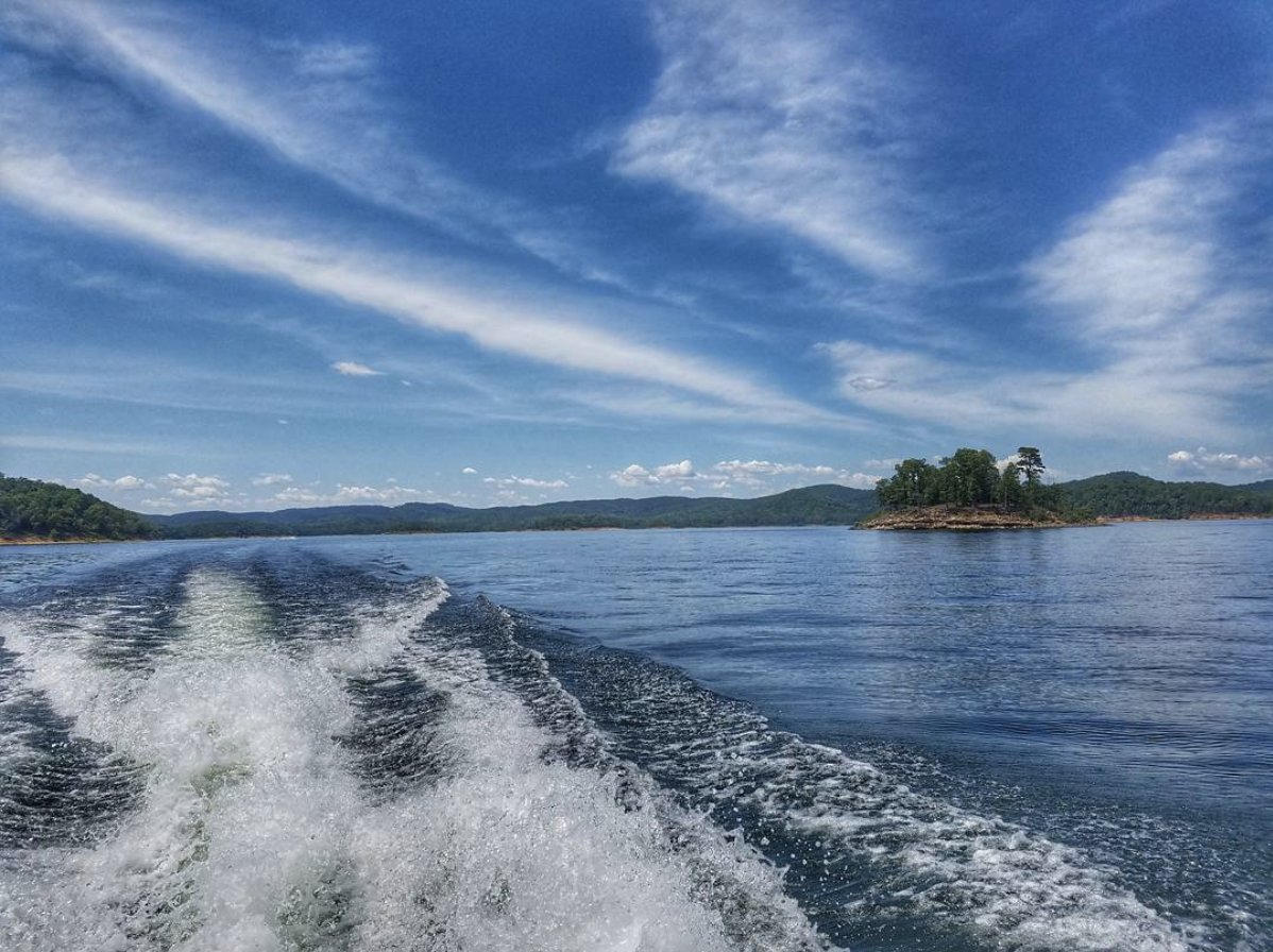 Who has plans for a dip at Broken Bow Lake this weekend? 🙌  #choctawcountry #travelok #brokenbowlake